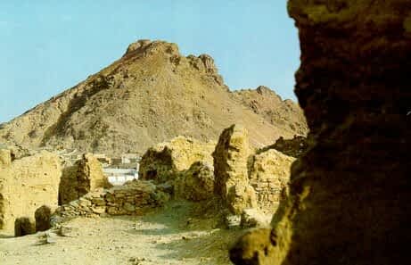 Gunung uhud Lokasi pertempuran dimana pada saat itu kaum muslimin kalah ,tapi kita dapat mengambil pelajaran dari perang uhud tersebut